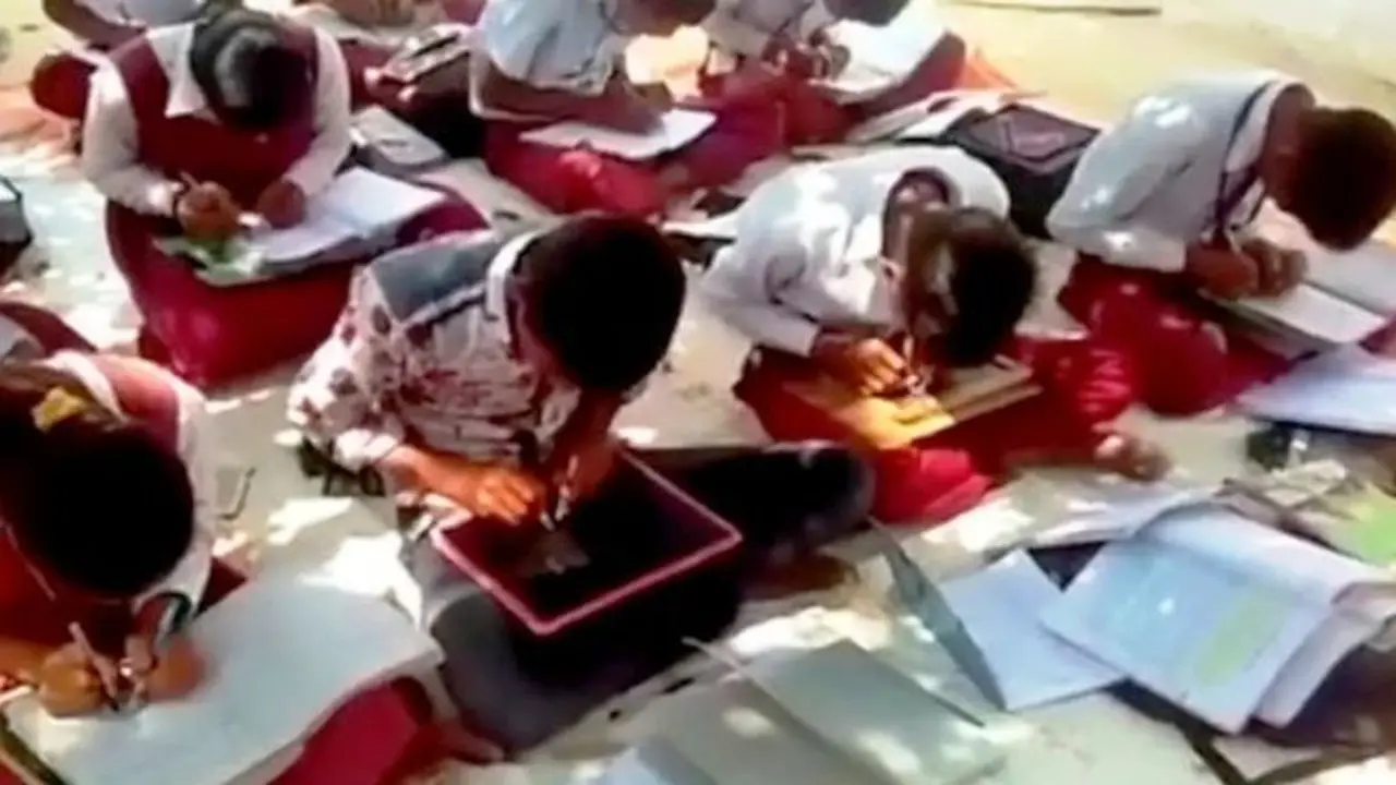 Sekolah Ini Klaim Semua Siswanya Bisa Menulis dengan Dua Tangan