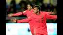 Penyerang Barcelona, Neymar merayakan golnya ke gawang Villarreal pada leg kedua semifinal Copa del Rey di stadion Madrigal Villarreal , Spanyol, Rabu (4/3/2015). Barcelona Menang 3-1 atas Villarreal. (Reuters/Heino Kalis)