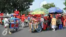 Pedagang berkumpul saat demo memperingati hari lahirnya organisasi buruh internasional World Federation of Trade Unions (WFTU) di Jakarta (3/10/2015).  Sejumlah PKL memanfaatkan demo buruh untuk meraup sedikit keuntungan. (Liputan6.com/Gempur M Surya)