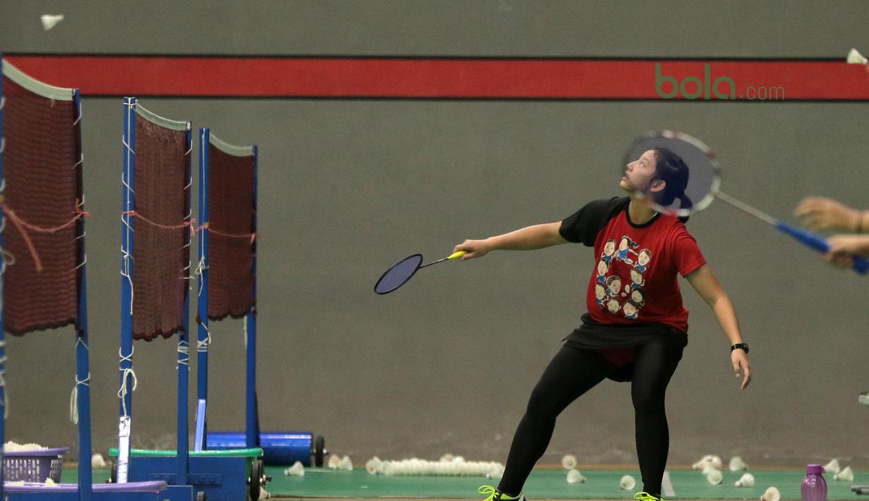 Aksi atlet putri saat berlatih di GOR PB Jaya Raya, Pd. Sawah Indah, Sawah Lama (23/3/2018). PB Jaya Raya tengah menyiapkan diri untuk kejuaraan Junior Grand Prix 3-8 April 2018. (Bola.com/Nick Hanoatubun)