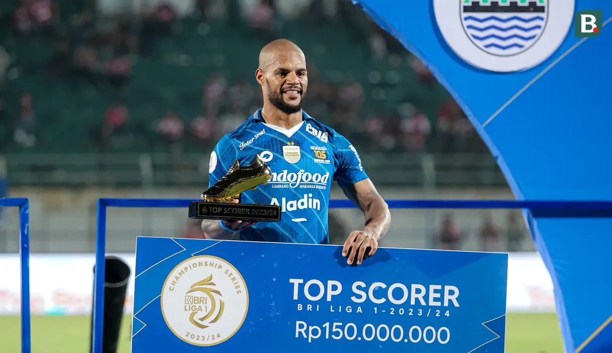 Pada kategori top skor, penghargaan jatuh kepada striker Persib Bandung, David Da Silva yang mampu menjadi pencetak gol terbanyak di BRI Liga 1 2023/2024 dengan torehan total 30 gol, dengan rincian 26 gol dicetak di fase reguler series dan 4 gol di fase Championship Series. Selain trofi, pemain asal Brasil ini juga berhak atas hadiah uang senilai Rp150 juta. (Bola.com/Bagaskara Lazuardi)