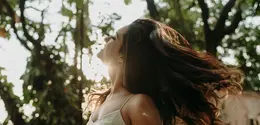 Berbagai faktor eksternal dapat memengaruhi tampilan rambut (Sumber: Pexels.com)