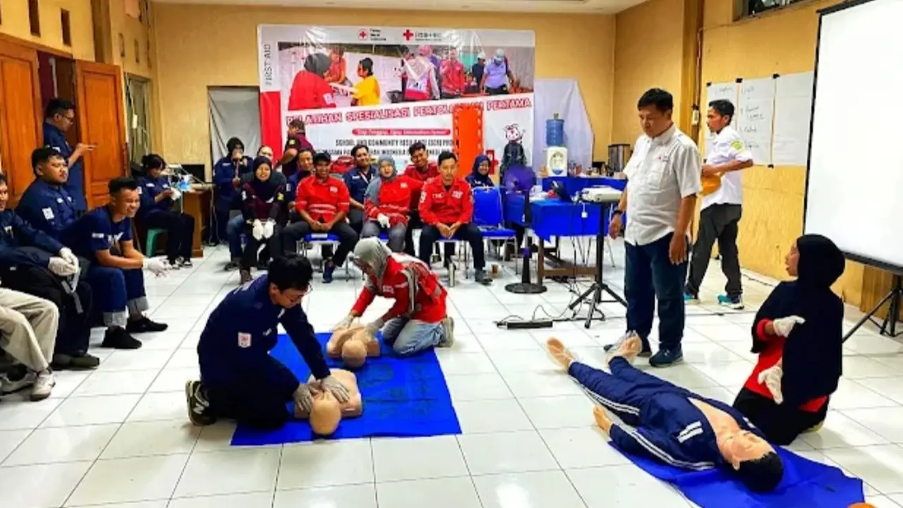 relawan mengikuti  pelatihan spesialisasi Pertolongan Pertama (PP) di Markas PMI Kabupaten Sukabumi