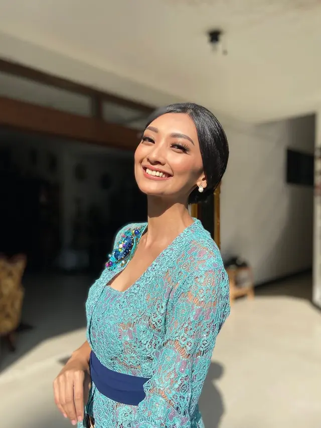 7 Pesona Adinda Cresheilla, Puteri Indonesia Pariwisata 2022 saat Pakai Kebaya