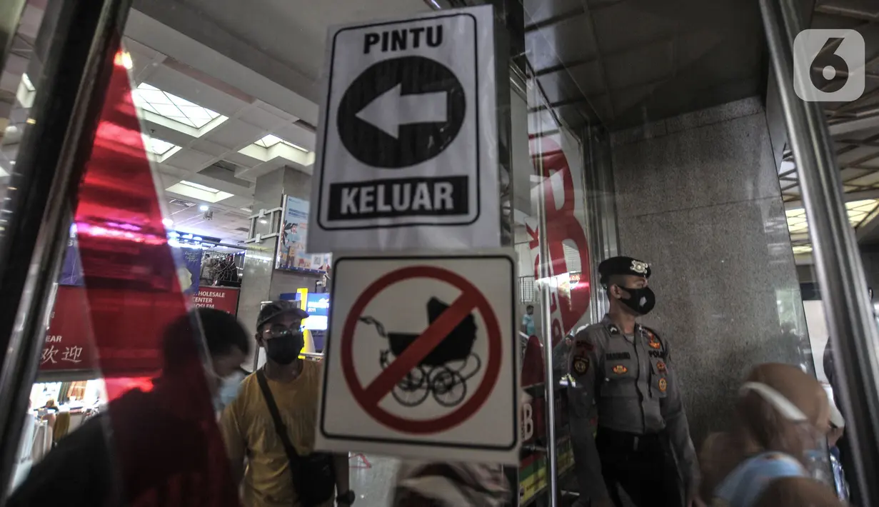 Petugas kepolisian berjaga di salah satu pintu masuk Blok B Pasar Tanah Abang, Jakarta, Minggu (2/5/2021). Petugas gabungan TNI, Polri, dan Satpol PP memperketat penjagaan di tiap pintu masuk Blok A dan B Pusat Grosir Tanah Abang guna mencegah kerumunan pengunjung. (merdeka.com/Iqbal S Nugroho)