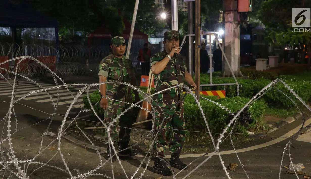 Aparat TNI berjaga di sekitar perempatan jalan Imam Bonjol dekat Gedung KPU RI, Jakarta, Senin (20/5/2019). Jelang penetapan Presiden dan Wakil Presiden terpilih pada Pemilu 2019, jalan Imam Bonjol di sterilkan hingga 25 Mei mendatang. (Liputan6.com/Helmi Fithriansyah)