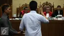 Suami almarhum Wayan Mirna Salihin, Arief Sumarko diambil sumpah saat mengikuti persidangan lanjutan Jessica Wongso dengan agenda pemeriksaan saksi di Pengadilan Negeri Jakarta Pusat, Selasa (12/7). (Liputan6.com/Faizal Fanani)