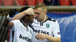 Pemain Ludogorets, Virgil Misidjan, mencetak gol pertama ke gawang PSG dalam laga Grup Liga Champions di Stadion Parc des Princes, Paris, (6/12/2016).  (AFP/Miguel Medina)