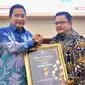 Pj Gubernur Sulsel Bahtiar Baharuddin serahkan penghargaan Adipura kepada Pj Bupati Bantaeng Andi Abubakar (Liputan6.com/Istimewa)