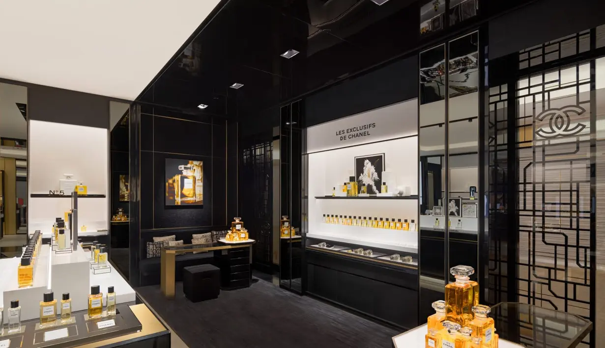 Dirancang untuk meningkatkan pengalaman eksplorasi, butik baru ini menghadirkan area perawatan Kulit yang lebih mendalam dan bar wewangian yang elegan, mengundang klien untuk bebas menemukan kreasi perawatan kulit CHANEL yang luar biasa dan dunia penciuman yang memukau. / Foto dok: CHANEL.