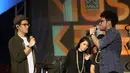 Dalam konser itu, Afgan mengajak satu fans setianya, Afganisme Evana Amalia untuk berduet bersama. Sebelumnya, Afgan menantang Afganisme untuk mengupload cover lagunya ke situs youtube. (Andy Masela/Bintang.com)
