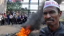 Dalam aksinya, massa membakar spanduk bekas, bambu dan ban di depan pagar Gedung DPR RI, Jakarta, (11/9/14). (Liputan6.com/Miftahul Hayat)