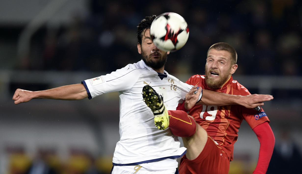 Pemain Italia, Marco Parolo (kiri) berebut bola dengan pemain Makedonia, Milovan Petrovicpada kualifikasi Piala Dunia 2018 di Philip II of Macedon stadium, Skopje Senin (10/10/2016) dini hari WIB. (AFP/Dimitar Dilkoff)