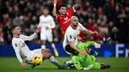 Pemain Manchester United, Sofyan Amrabat (kedua kanan) dan kiper Andre Onana (kanan) berusaha mengentikan pemain Liverpool, Luis Diaz (tengah) pada laga lanjutan Liga Inggris 2023/2024 di Anfield, Liverpool, Inggris, Rabu (18/12/2023) dini hari WIB. (AFP/Paul Ellis)