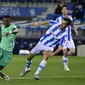 Pemain Real Madrid Vinicius Junior menggiring bola melewati pemain Real Sociedad Robin Le Normand pada pertandingan La Liga di Stadion Anoeta, San Sebastian, Spanyol, Minggu (21/6/2020). Real Madrid memuncaki klasemen sementara La Liga usai mengalahkan Real Sociedad 2-1. (AP Photo/Alvaro Barrientos)