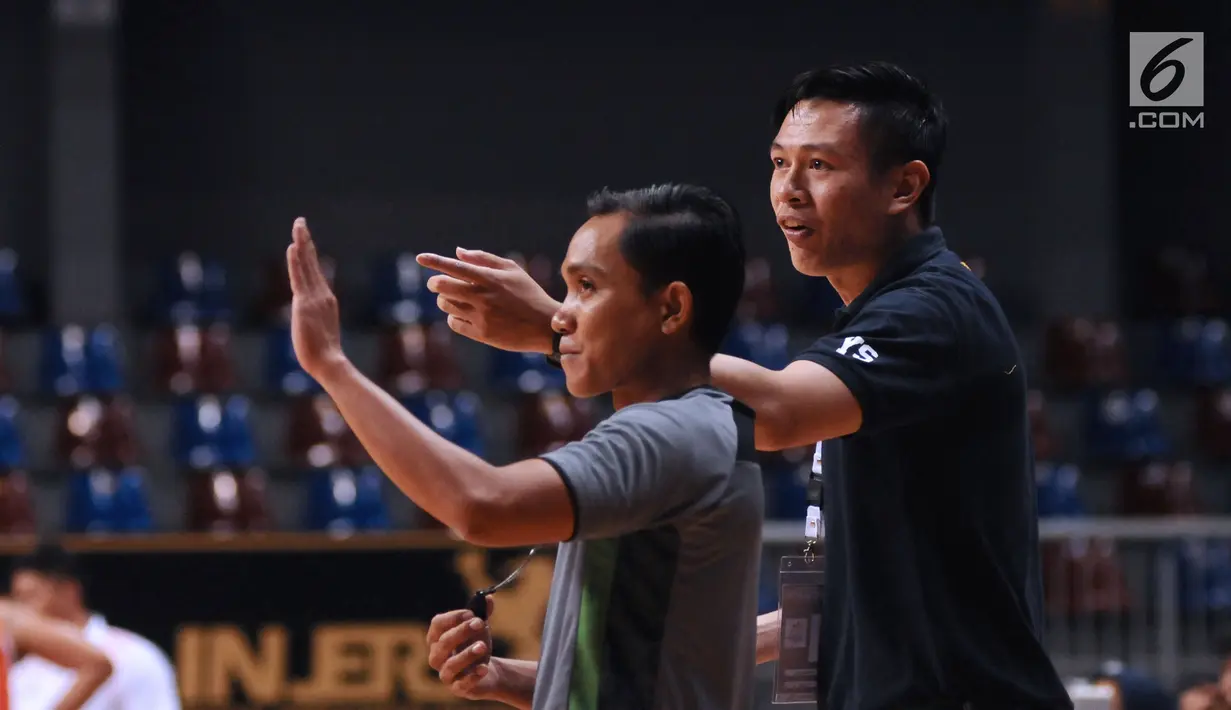 Pelatih Satria Muda Pertamina, Youbel Sondakh melakukan protes saat laga saat laga melawan NSH Jakarta pada Perbasi Cup 2017 di Britama Arena, Jakarta, Rabu (8/11). Satria Muda Pertamina unggul 83-67. (Liputan6.com/Helmi Fithriansyah)