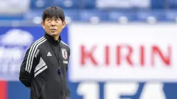 Asosiasi Sepak Bola Jepang (JFA) menunjuk Hajime Moriyasu sebagai nahkoda baru Timnas Jepang pada Agustus 2018 menggantikan Akira Nishino. Ia berhasil menggusur nama-nama beken yang akan menjadi pelatih Jepang seperti Jurgen Klinsmann atau Arsene Wenger. Prestasi terakhirnya saat berhasil membawa Timnas Jepang U-21 meraih posisi keempat di Olimpiade Tokyo 2020. (AFP/Charly Triballeau)