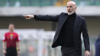 Pelatih AC Milan, Stefano Pioli, memberikan arahan kepada anak asuhnya saat melawan Verona pada laga Liga Italia di Stadion Bentegodi, Minggu (7/3/2021). AC Milan menang dengan skor 2-0. (Spada/LaPresse via AP)