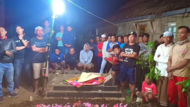 Nampak para panitian serta warga sekitar setelah pemakaman korban pemain bola antar kampung di Desa Situ Saeur, Kecamatan Karangpawitan, Garut, Jawa Barat