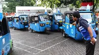 Petugas sedang mengatur bajaj gas gratis yang siap melayani masyarakat Jakarta di MRU PGN Station IRTI Monas, Jakarta, Minggu (14/08). (Liputan6.com/Fery Pradolo).