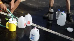 Para pejabat kesehatan setempat telah mengirim sampel ke beberapa laboratorium untuk menguji tingkat toksin di danau Erie, Ohio, (3/8/2014). (REUTERS/Joshua Lott)