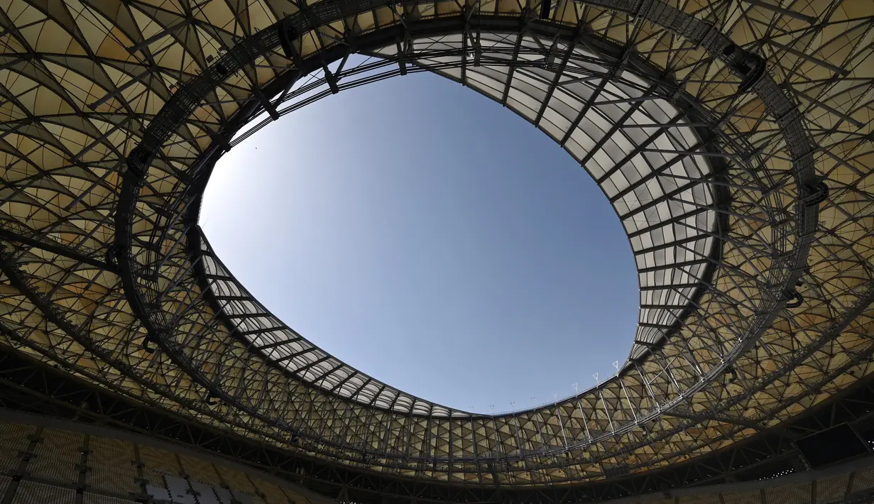 Pemandangan Lusail Stadium di Lusail, Qatar, 28 Maret 2022. Stadion berkapasitas 80 ribu penonton yang terletak di pinggiran Ibu Kota Doha ini akan menjadi tuan rumah final Piala Dunia 2022 pada bulan Desember mendatang. (GABRIEL BOUYS/AFP)