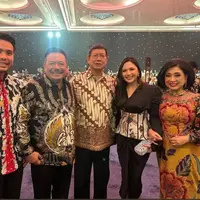 Bersama keluarganya, suami, ibu dan ayah mertua, Jessica Mila menghadiri sebuah acara. Ia pun tampil elegan dengan menyisipkan unsur tradisional pada pakaiannya. [@jscmila]