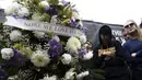 Karangan bunga didirikan di luar Staples Center untuk mengenang Kobe Bryant di Los Angeles Lakers (26/1/2020). Putri Bryant yang berusia 13 tahun, Gianna Bryant juga ikut meninggal dunia dalam insiden tersebut. (AP Photo/Chris Pizzello)