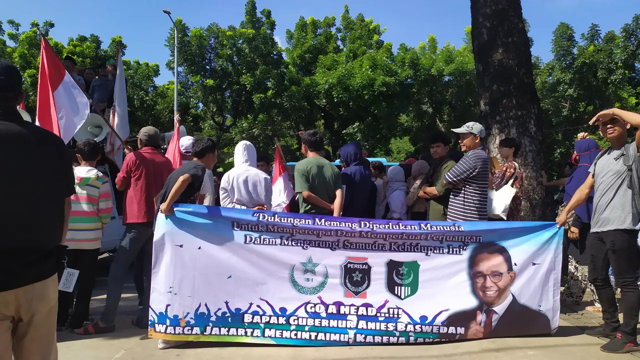 Massa demo pendukung Anies Baswedan di depan gedung Balai Kota Jakarta, Selasa (14/1/2020).)