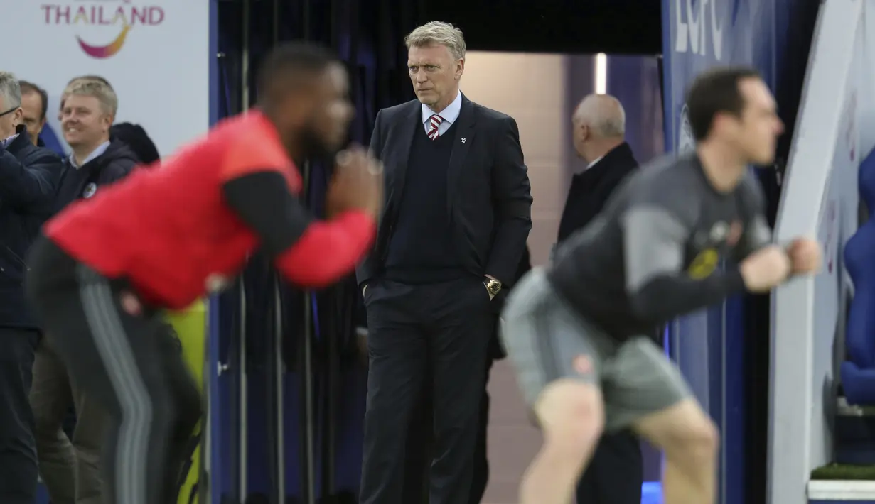 Ekspresi pelatih Sunderland, David Moyes (tengah) saat menyaksikan laga timnya melawan Leicester City pada lanjutan Premier League di King Power Stadium, Leicester, Selasa (4/4/ 2017) Waktu setempat. Leicester menang 2-0. (Mike Egerton/PA via AP)