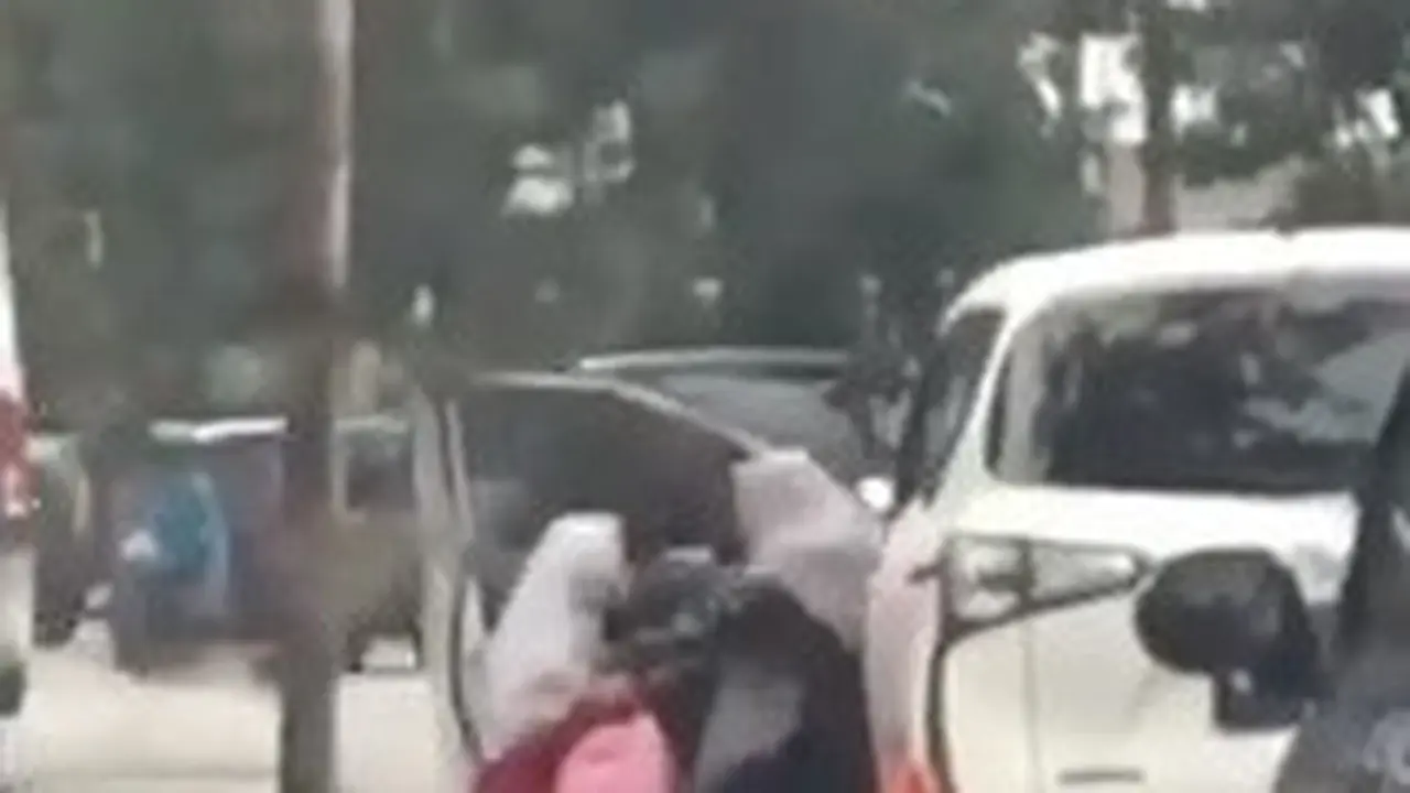 viral video ibu dorong anak keluar mobil