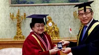 Ketua Umum Partai Demokrasi Indonesia (PDI) Perjuangan Megawati Soekarnoputri menerima gelar Doktor Honoris Causa (DR HC) dari Universitas Soka, Tokyo. (Foto: Liputan6/ Mohammad Reza Ramadhansyah)