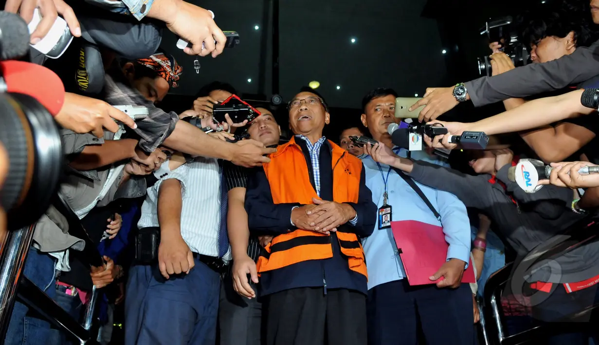 Mantan Menteri Energi dan Sumber Daya Mineral (ESDM) Jero Wacik keluar dari gedung KPK usai menjalani pemeriksaan, Jakarta, Selasa (5/5/2015). Jero ditahan karena diduga melakukan tindak pidana pemerasan. (Liputan6.com/Andrian M Tunay)
