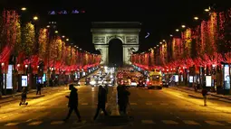 Champs-Elysees Avenue dan Arc de Triomphe tampak terang usai lampu Natal dinyalakan di Paris, Prancis, pada 22 November 2020. Upacara penyalaan lampu digelar pada Minggu (22/11), tetapi penonton tidak diizinkan datang ke lokasi lantaran diberlakukannya kebijakan lockdown COVID-19. (Xinhua/Gao Jing)