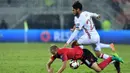 Gelandang Spanyol, Isco, berebut bola dengan Gelandang Albania, Frederic Veseli. Meski bermain sebagai tamu, Spnayol lebih menguasai jalannya laga dengan penguasaan bola 74 persen. (AFP/Andrej Isakovic)