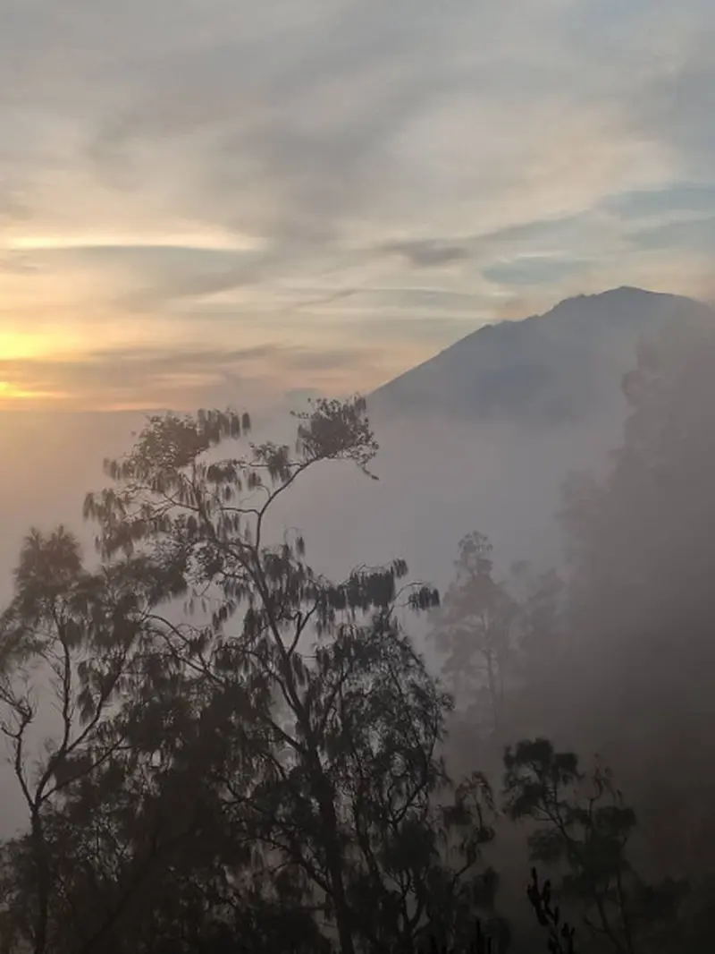 Pakaian Adat Wajib Dikenakan Pendaki Gunung Abang di Bali