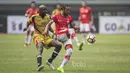 Gelandang Persija, Rohit Chan, berusaha melewati gelandang Mitra Kukar, Mohamed Sissoko, pada laga Liga 1 di Stadion Patriot, Bekasi, Minggu (14/5/2017). Kedua tim bermain imbang 1-1. (Bola.com/Vitalis Yogi Trisna)