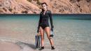 <p>Kirana Larasati juga senang menghabiskan waktu dengan snorkeling. Dalam foto ini, Kirana Larasti tampil mengenakan outfit snorkeling berwarna hitam, lengkap dengan kacamata full face dan sepatu kataknya. Foto: Instagram.</p>