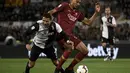 Steven Nzonzi melanggar Cristiano Ronaldo pada laga lanjutan Serie A yang berlangsung di Stadion Olimpico, Roma, Senin (13/5). AS Roma menang 2-0 atas Juventus. (AFP/Filippo Monteforte)