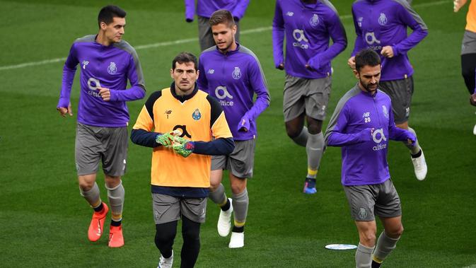 Untung saja tim medis FC Porto bekerja cekatan agar Casillas bisa lewati masa kritis. (AFP/Paul Ellis)