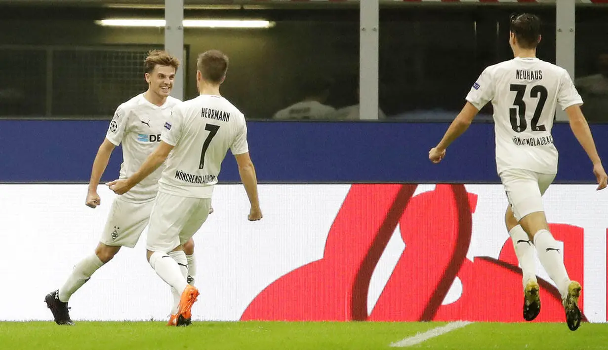 Para pemain Borussia Moenchangladbach merayakan gol yang dicetak oleh Jonas Hofmann ke gawang Inter Milan pada laga Liga Champions di Stadion Giuseppe Meazza, Kamis (22/10/2020). Kedua tim bermain imbang 2-2. (AP/Luca Bruno)