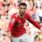 Striker Manchester United Cristiano Ronaldo merayakan gol ketiganya ke gawang Norwich City dalam pertandingan Liga Inggris di Old Trafford, Sabtu (16/4/2022). MU menang 3-2 berkat hattrick Ronaldo. (Paul ELLIS / AFP)