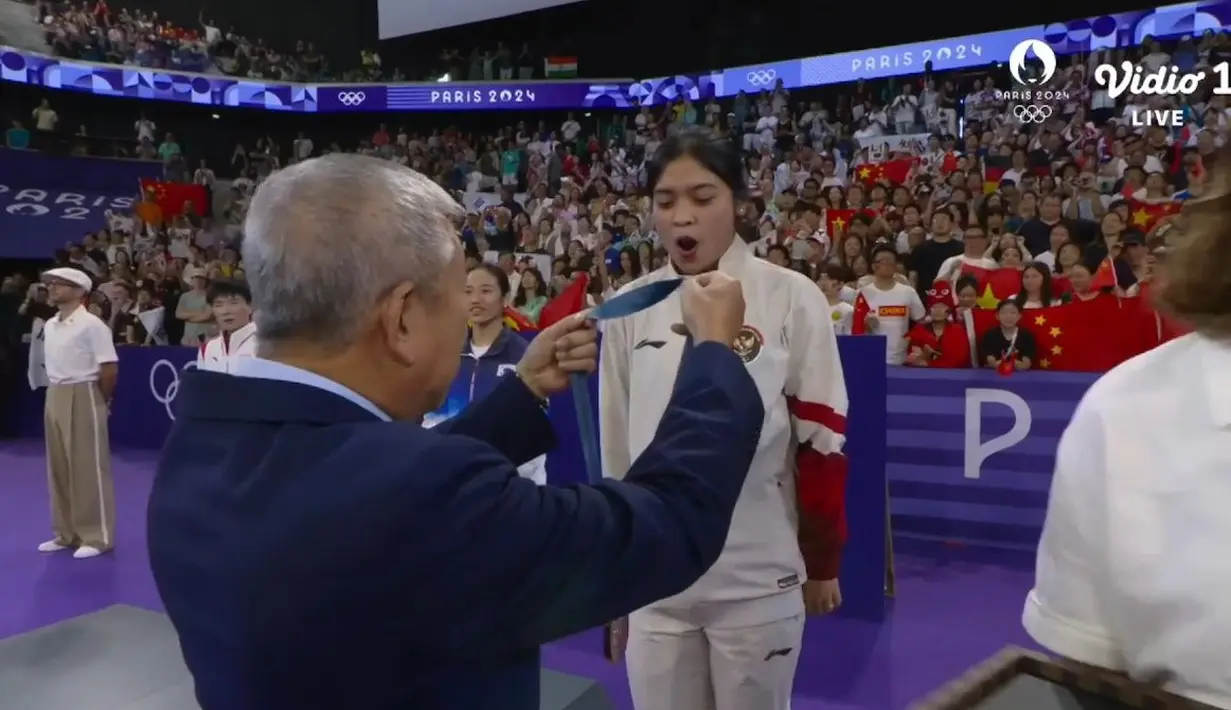 Medali perunggu olimpiade adalah prestasi terbaik Gregoria Mariska Tunjung di level senior. Pebulutangkis asal Wonogiri tak bisa sembunyikan rasa tak menyangkanya bisa mendapatkan medali perunggu. Jadi tulang punggung bulu tangkis Indonesia di olimpiade sampai babak semifinal, nama kekasih Mikha Angelo ini masih trending di berbagai media sosial. (Liputan6.com/X/@BadmintonTalk)