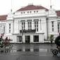 Pesepeda melintasi Museum BI saat uji coba penerapan zona rendah emisi di Kota Tua, Jakarta, Minggu (20/12/2020). Selama penerapan zona rendah emisi, kawasan Kota Tua hanya bisa dilalui pejalan kaki, pesepeda, angkutan umum, dan kendaraan khusus yang lulus uji emisi. (Liputan6.com/Faizal Fanani)