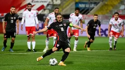 Pemain Kroasia Luka Modric melakukan tendangan penalti ke gawang Malta pada pertandingan Grup H kualifikasi Piala Dunia 2022 di Stadion Rujevica, Rijeka, Kroasia, Selasa (30/3/2021). (Denis LOVROVIC/AFP)