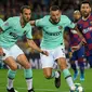 Striker Barcelona, Lionel Messi, berusaha melewati kepungan pemain Inter Milan pada laga Liga Champions di Stadion Camp Nou, Barcelona, Rabu (2/10). Barcelona menang 2-1 atas Inter. (AFP/Lluis Gene)