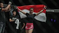 Petarung putri Indonesia Priscilla Hertati Lumban Gaol merayakan kemenangannya atas  petarung putri Malaysia  Audreylaura Boniface dalam laga One Championship di Jakarta, Sabtu (20/1). (Liputan6.com / Faizal Fanani)