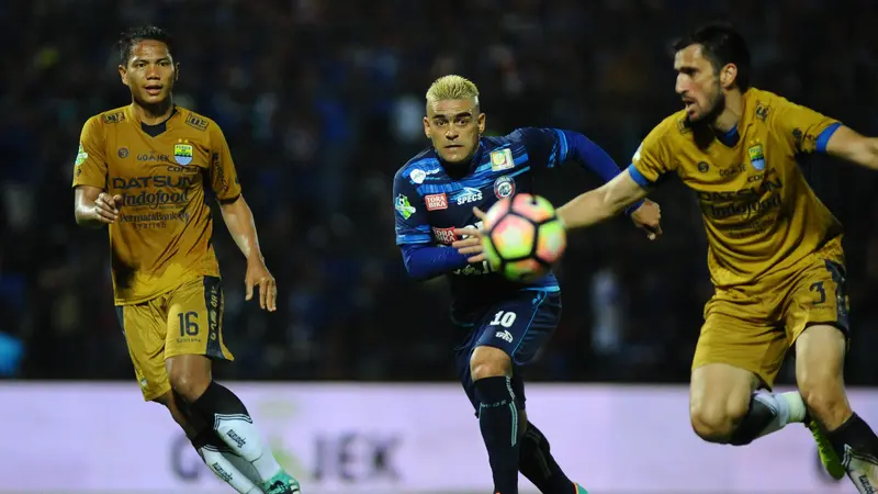 Penyerang Arema Cristian Gonzales mencetak salah satu gol kemenangan 3-0 pada laga melawan Persiba Balikpapan, Jumat (18/8/2017). (Liputan6.com/Rana Adwa)