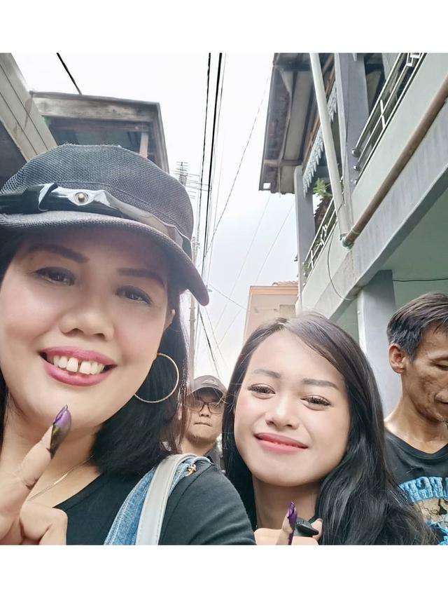 Bertengkar hingga Putuskan Adopsi Anak, Ini 6 Momen Kebersamaan Elly Sugigi dan Putri Kandungnya