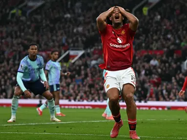 Pemain depan Manchester United, Joshua Zirkzee (tengah) bereaksi terhadap peluang yang gagal saat laga pekan ke-28 Premier League 2024/2025 melawan Arsenal di Stadion Old Trafford pada 9 Maret 2025. (Paul ELLIS/AFP)
